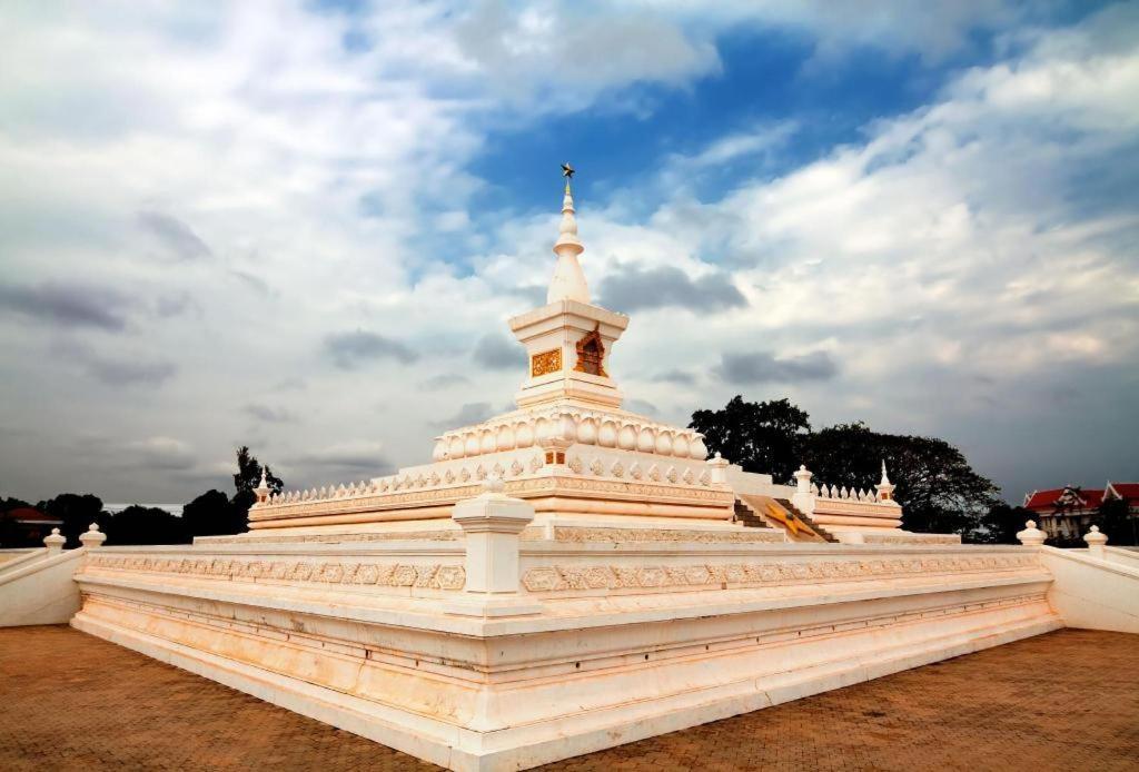 Grand Szechuan Hotel Вьентьян Экстерьер фото